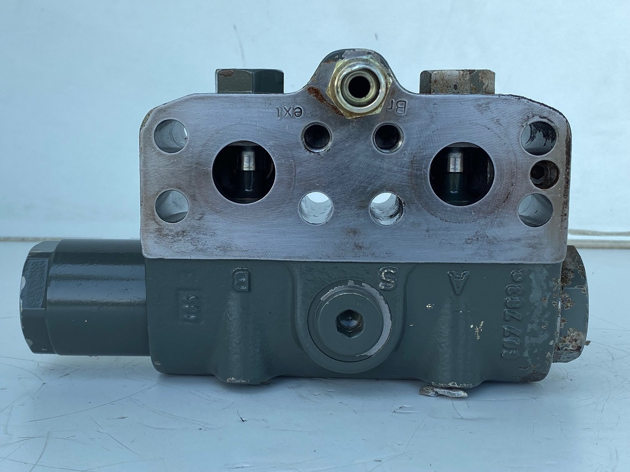 Liebherr Bremsventil ID-Nr.10471957.  LOS914, LOS924, R902, R904, R912, R914, R922, R924, R924 COMP, R924 COMPA.  #STM20.05## - Pogonski reduktor za Bager guseničar: slika 3 Liebherr Bremsventil ID-Nr.10471957.  LOS914, LOS924, R902, R904, R912, R914, R922, R924, R924 COMP, R924 COMPA.  #STM20.05## - Pogonski reduktor za Bager guseničar: slika 3