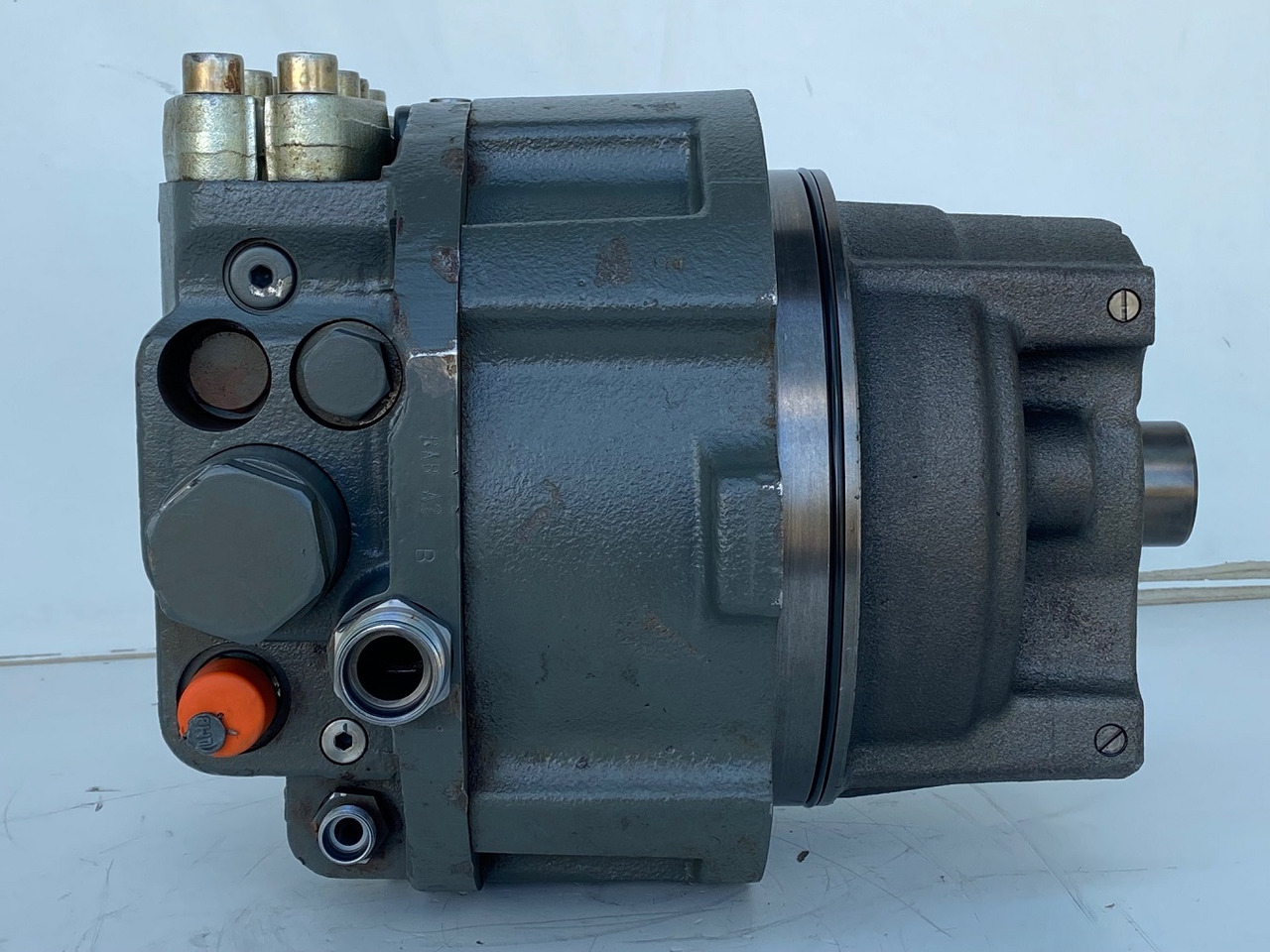 Liebherr Hydraulikeinbaumotor CMVE O 108. ID-Nr.10118562 - ID-Nr.10132610 - ID-Nr.10129048. LOS1916, LOS916, LOS926, R906, R916, R918, R920, R922, R924, R926COMP, R926, R936. #27979# - Hidraulični motor za Bager guseničar: slika 2 Liebherr Hydraulikeinbaumotor CMVE O 108. ID-Nr.10118562 - ID-Nr.10132610 - ID-Nr.10129048. LOS1916, LOS916, LOS926, R906, R916, R918, R920, R922, R924, R926COMP, R926, R936. #27979# - Hidraulični motor za Bager guseničar: slika 2