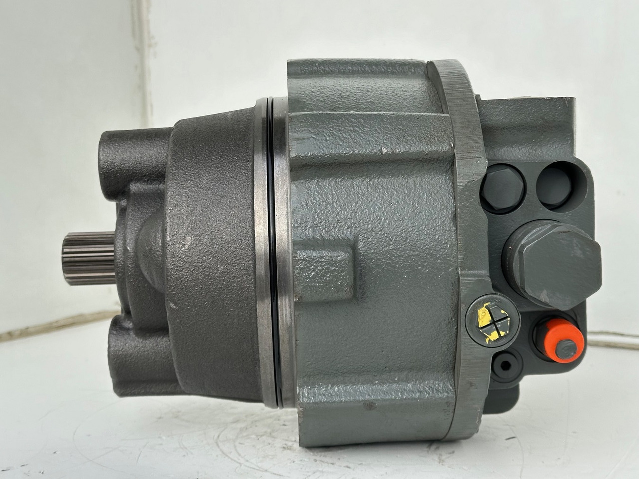 Liebherr Hydraulikeinbaumotor CMVE O 135. ID-Nr.10129570 - ID-Nr.11439804. FAT400P112 - FAT550P093. R930, R934, R936, R940, R944, R946, R950T. #10129570.21538# - Hidraulični motor za Građevinska mašina: slika 3 Liebherr Hydraulikeinbaumotor CMVE O 135. ID-Nr.10129570 - ID-Nr.11439804. FAT400P112 - FAT550P093. R930, R934, R936, R940, R944, R946, R950T. #10129570.21538# - Hidraulični motor za Građevinska mašina: slika 3