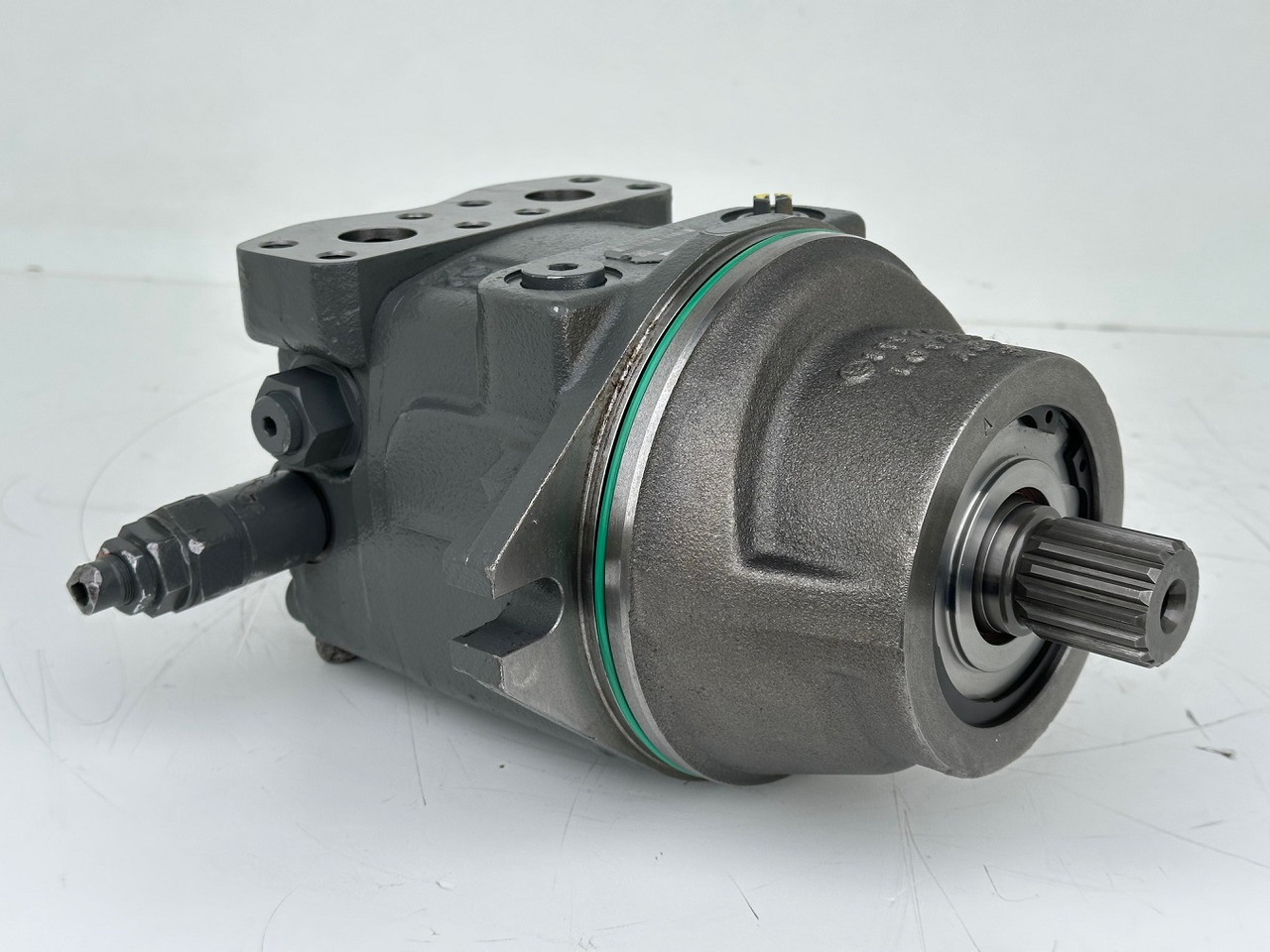 Liebherr Hydraulikeinbaumotor Typ:FMF058. ID-Nr.12483261. SAT275/266. R926 K-LC-1565, R926 K-LC-1827, R930 T-1980. #12483261.00573# - Hidraulični motor za Bager guseničar: slika 2 Liebherr Hydraulikeinbaumotor Typ:FMF058. ID-Nr.12483261. SAT275/266. R926 K-LC-1565, R926 K-LC-1827, R930 T-1980. #12483261.00573# - Hidraulični motor za Bager guseničar: slika 2