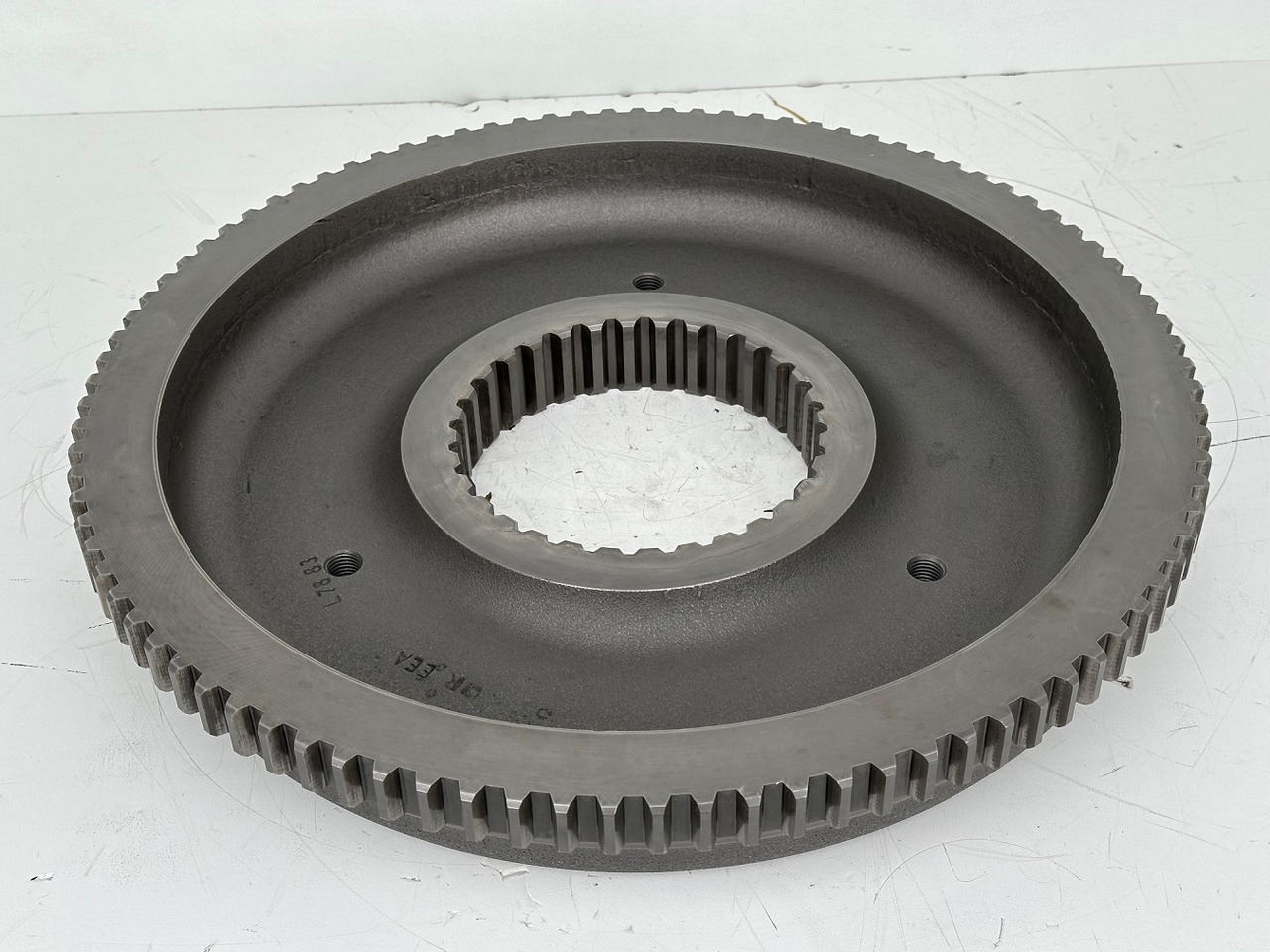 Liebherr Original Stützflansch ID-Nr.944427703. FAT500E502,FAT500E503,FAT500E517,FAT500E518,FAT500F522,FAT500F522,FAT500F528,FAT500F529.PR734,PR73605,PR7363,PR7364,PR736,RL44,RL46,RL463. #944427703.31 - Pogonski reduktor za Buldožer: slika 3 Liebherr Original Stützflansch ID-Nr.944427703. FAT500E502,FAT500E503,FAT500E517,FAT500E518,FAT500F522,FAT500F522,FAT500F528,FAT500F529.PR734,PR73605,PR7363,PR7364,PR736,RL44,RL46,RL463. #944427703.31 - Pogonski reduktor za Buldožer: slika 3