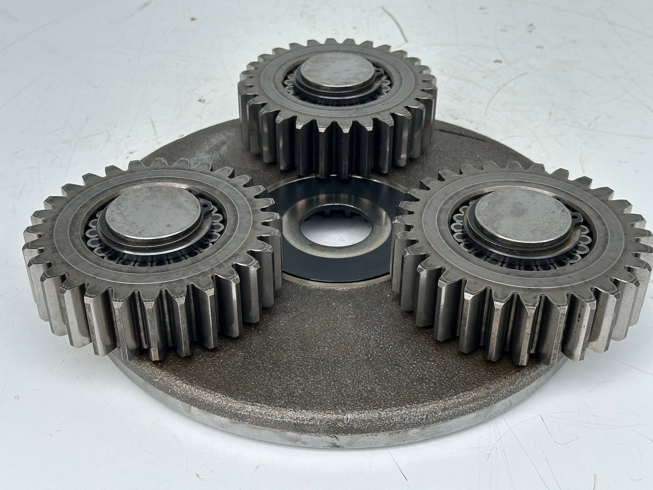 Liebherr Planetenträger ID-Nr.90024938 mit Planetenräder ID-Nr.90024939. FAT400P112 -FAT400P130 - FAT400P139. LO1936,LOS926,R926,R928,R930,R934,R936,R940,R944,R946,R950 T. #H1.6569.90024939# - Pogonski reduktor za Bager guseničar: slika 2 Liebherr Planetenträger ID-Nr.90024938 mit Planetenräder ID-Nr.90024939. FAT400P112 -FAT400P130 - FAT400P139. LO1936,LOS926,R926,R928,R930,R934,R936,R940,R944,R946,R950 T. #H1.6569.90024939# - Pogonski reduktor za Bager guseničar: slika 2