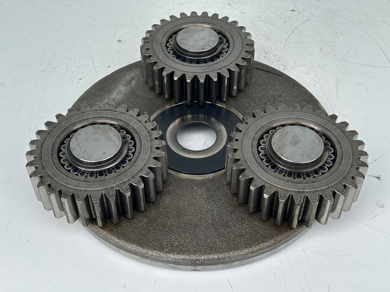 Liebherr Planetenträger ID-Nr.90024938 mit Planetenräder ID-Nr.90024939. FAT400P112 -FAT400P130 - FAT400P139. LO1936,LOS926,R926,R928,R930,R934,R936,R940,R944,R946,R950 T. #H1.6569.90024939# - Pogonski reduktor za Bager guseničar: slika 1 Liebherr Planetenträger ID-Nr.90024938 mit Planetenräder ID-Nr.90024939. FAT400P112 -FAT400P130 - FAT400P139. LO1936,LOS926,R926,R928,R930,R934,R936,R940,R944,R946,R950 T. #H1.6569.90024939# - Pogonski reduktor za Bager guseničar: slika 1