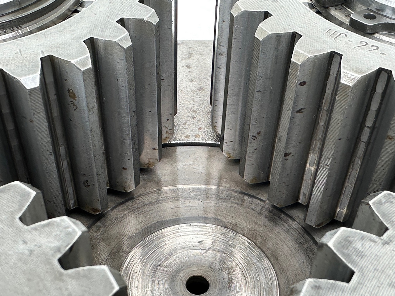 Pogonski reduktor za Buldožer Liebherr Planetenträger ID-Nr.90203516 mit Planetenrad ID-Nr.90203494.  Typ:FAT400G546.    PR71605LGP-1823. PR716LGP-1423. PR716XL-1422. #PLA.PL.28.09#: slika 14