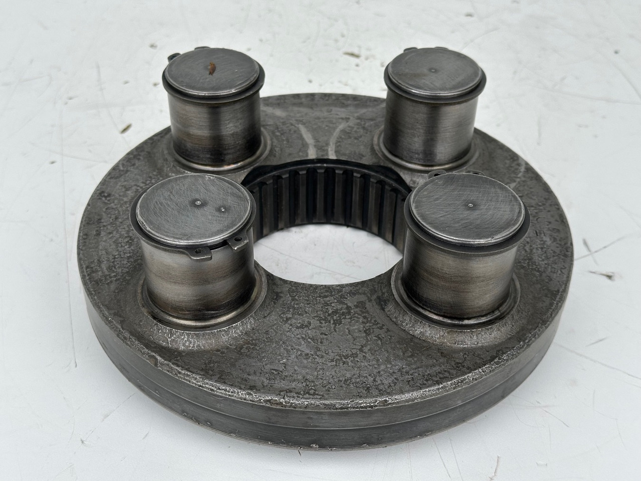 Liebherr Planetenträger ID-Nr.944306303 - ID-Nr.9443063. A924, A934, LH30, LH35, R906, R916, R922, R924, R926, R932, R934, R944. #944306303.E5.058# - Motor okretanja za Građevinska mašina: slika 1 Liebherr Planetenträger ID-Nr.944306303 - ID-Nr.9443063. A924, A934, LH30, LH35, R906, R916, R922, R924, R926, R932, R934, R944. #944306303.E5.058# - Motor okretanja za Građevinska mašina: slika 1