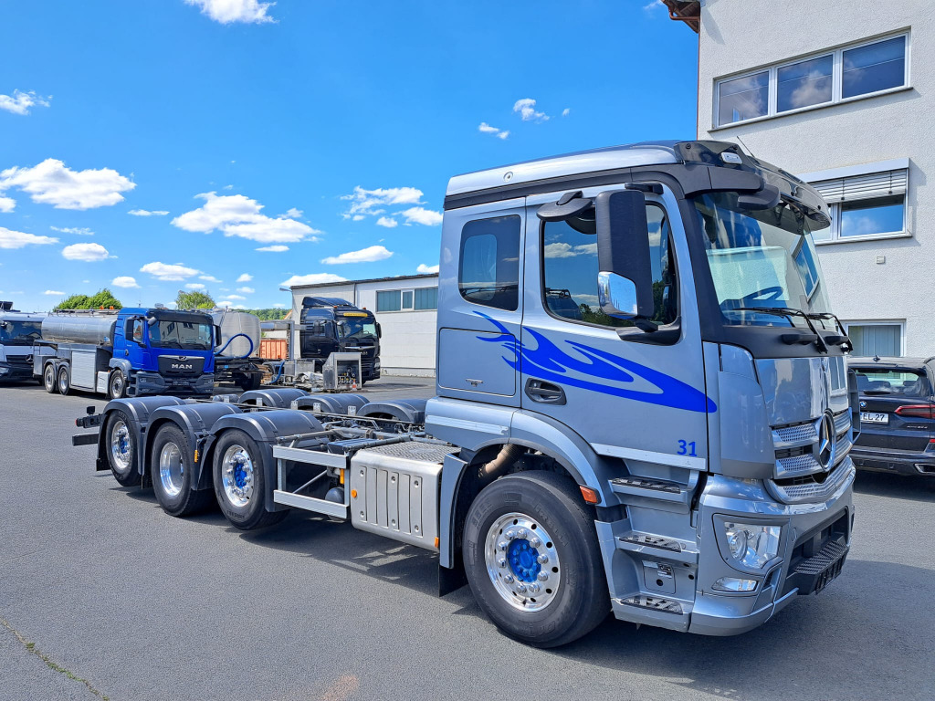 Mercedes Benz Actros 3243 8x2 1,2 & 4 Lenkachse, 2 & 4 Liftbar(Nr. 6051) - Kamion sa golom šasijom i zatvorenom kabinom: slika 2 Mercedes Benz Actros 3243 8x2 1,2 & 4 Lenkachse, 2 & 4 Liftbar(Nr. 6051) - Kamion sa golom šasijom i zatvorenom kabinom: slika 2
