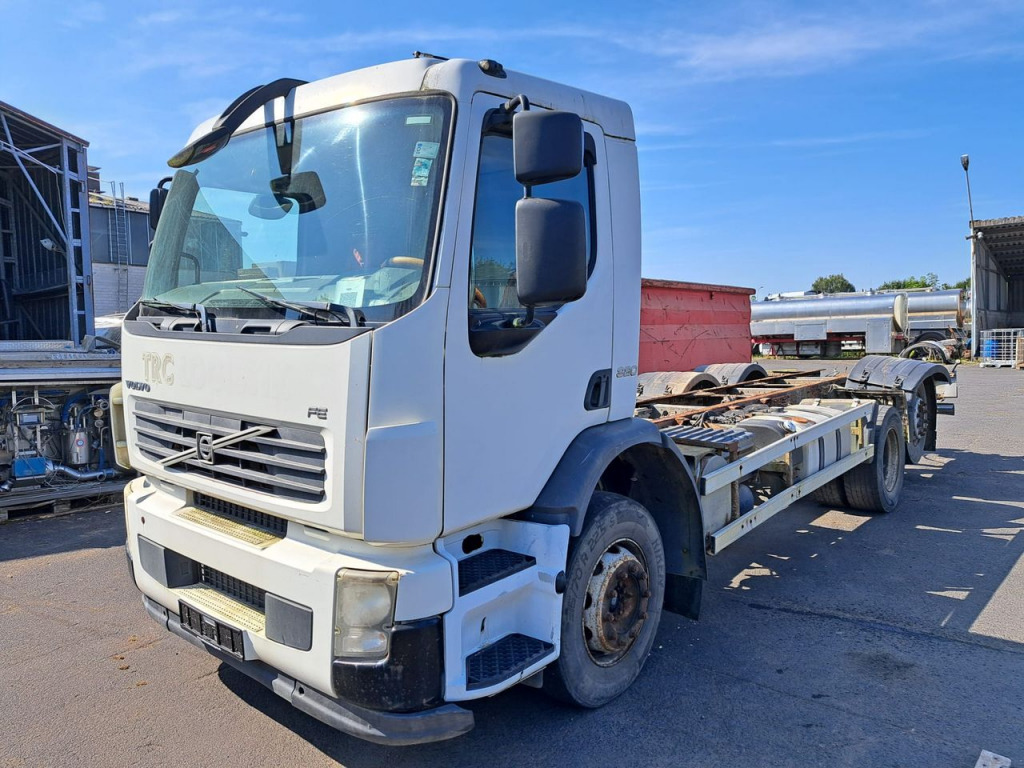 Volvo FE 320 (Nr. 4800) - Kamion sa golom šasijom i zatvorenom kabinom: slika 2 Volvo FE 320 (Nr. 4800) - Kamion sa golom šasijom i zatvorenom kabinom: slika 2