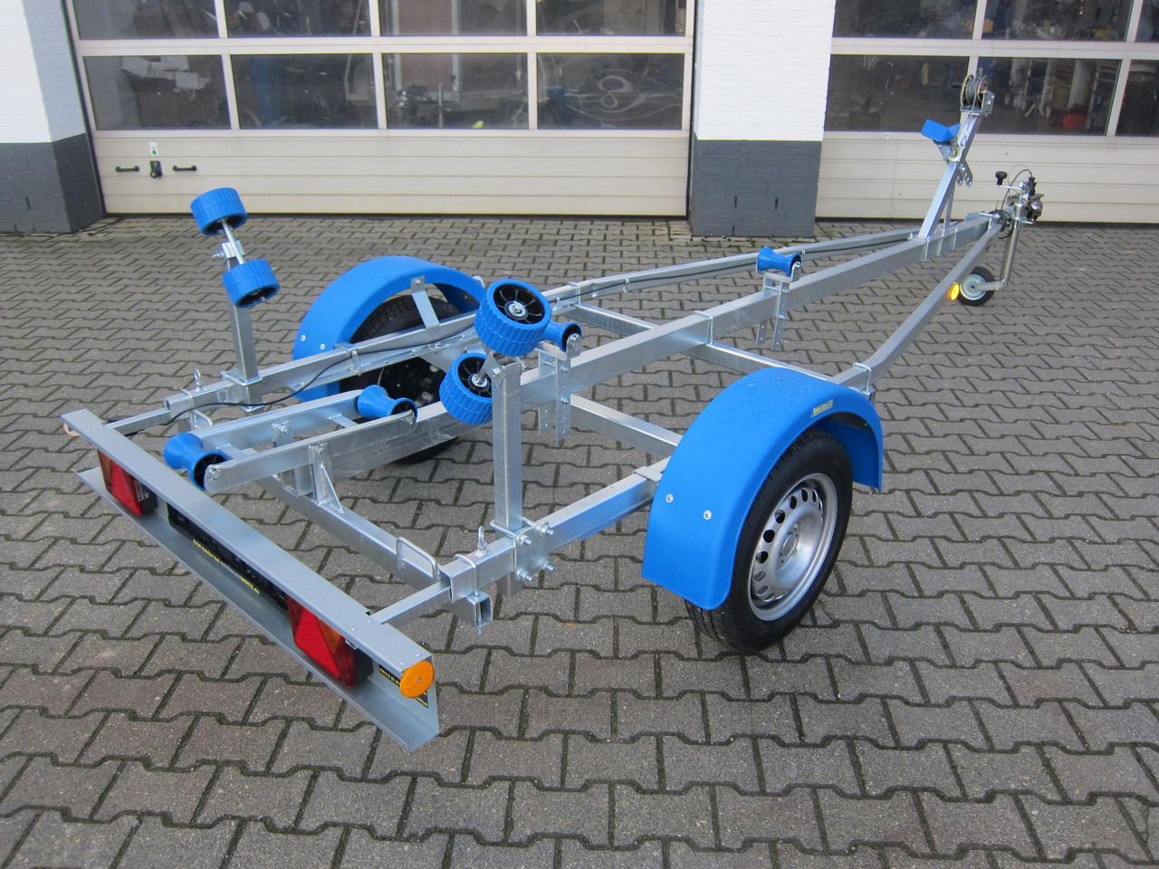 Bootsanhänger Boattrailer Neptun NAVY N7-17 Trailer 750kg mit Winde Winter Online Aktion - Prikolica za čamac: slika 4 Bootsanhänger Boattrailer Neptun NAVY N7-17 Trailer 750kg mit Winde Winter Online Aktion - Prikolica za čamac: slika 4