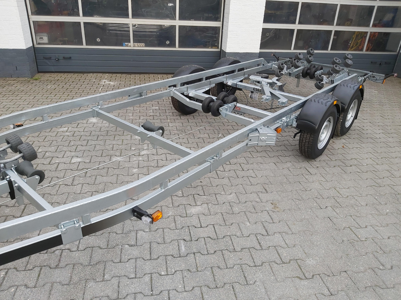 Brenderup Bootstrailer 26300TB SR X-Line bis 7,8 26 Fuß Superrollen Windenstand 3000kg Abverkauf - Prikolica za čamac: slika 3 Brenderup Bootstrailer 26300TB SR X-Line bis 7,8 26 Fuß Superrollen Windenstand 3000kg Abverkauf - Prikolica za čamac: slika 3