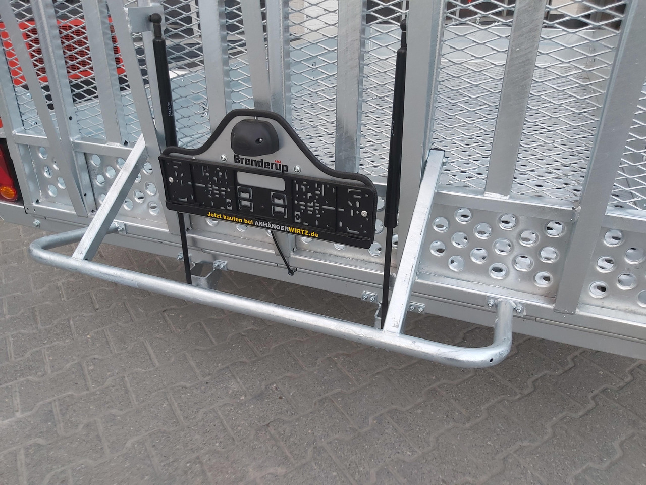 Brenderup MT 3651 MT3600 STB3500s 360x179x27cm Auffahrklappe Lochboden Stahl Reserverad 3500kg - Prikolica za prevoz radnih mašina: slika 4 Brenderup MT 3651 MT3600 STB3500s 360x179x27cm Auffahrklappe Lochboden Stahl Reserverad 3500kg - Prikolica za prevoz radnih mašina: slika 4