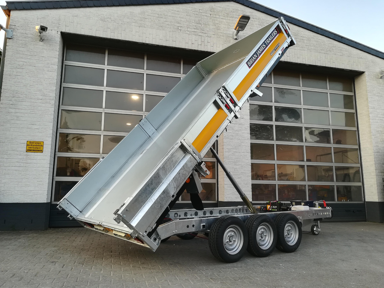 Brian James Trailer CarGO Tipper 2 elektrisch 360x195x30cm Stahlbordwände Pendel 12" Tridem 3,5t on - Prikolica istovarivača: slika 1 Brian James Trailer CarGO Tipper 2 elektrisch 360x195x30cm Stahlbordwände Pendel 12" Tridem 3,5t on - Prikolica istovarivača: slika 1