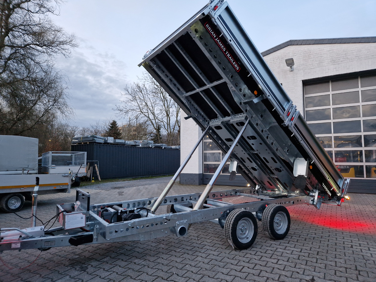 Brian James Trailer CarGO Tipper 400x200x30cm elektro Pendelklappe blackline LED 3500kg Tandem - Prikolica istovarivača: slika 3 Brian James Trailer CarGO Tipper 400x200x30cm elektro Pendelklappe blackline LED 3500kg Tandem - Prikolica istovarivača: slika 3