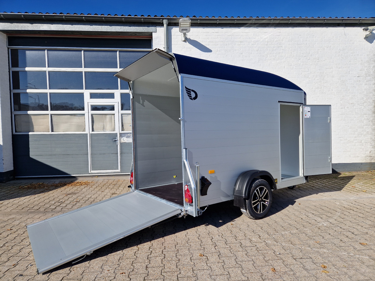 Cargo Roadster 300 300x150x184cm Alu Poly royal blau Alufelgen darkline Pullman 1300kg 100km/H - Prikolica sa zatvorenim sandukom: slika 4 Cargo Roadster 300 300x150x184cm Alu Poly royal blau Alufelgen darkline Pullman 1300kg 100km/H - Prikolica sa zatvorenim sandukom: slika 4