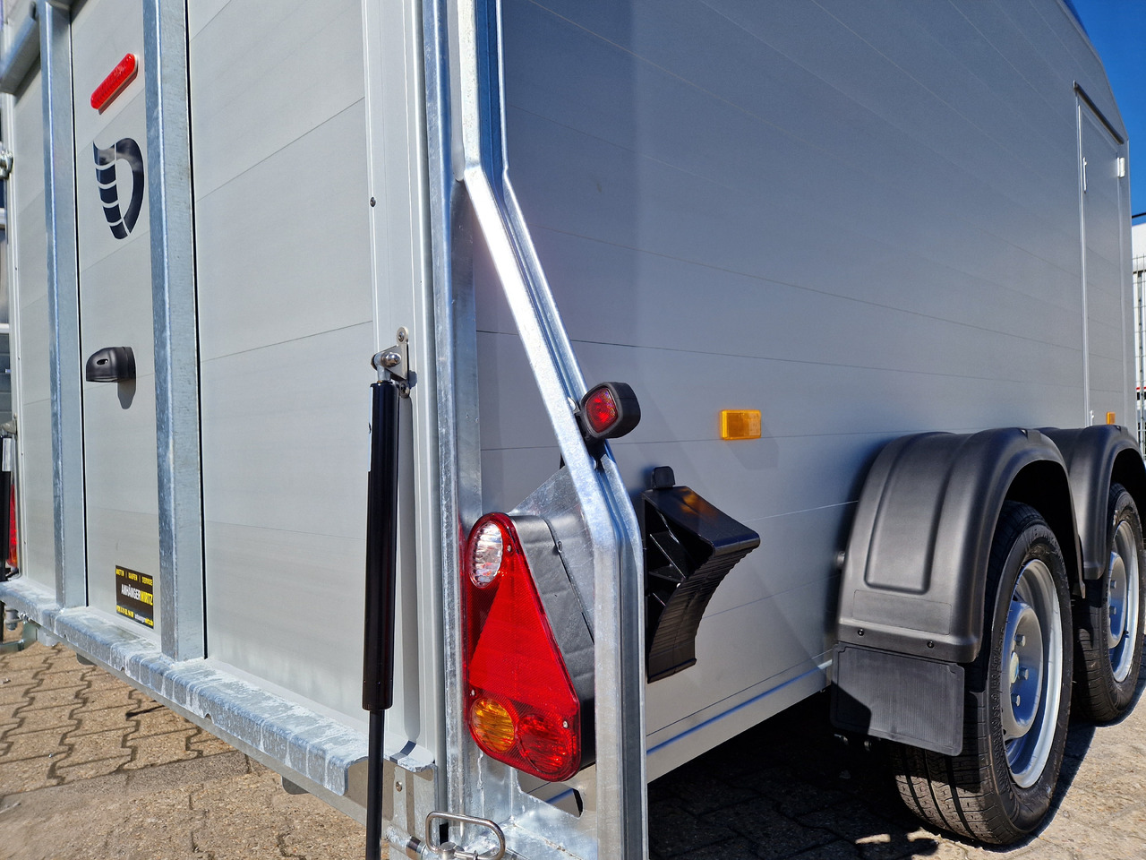 Cargo Roadster 700 plus 375x180x200cm Alu Poly kingblue Seitentür Pullman 2600kg 100km/H Aktion - Prikolica sa zatvorenim sandukom: slika 5 Cargo Roadster 700 plus 375x180x200cm Alu Poly kingblue Seitentür Pullman 2600kg 100km/H Aktion - Prikolica sa zatvorenim sandukom: slika 5