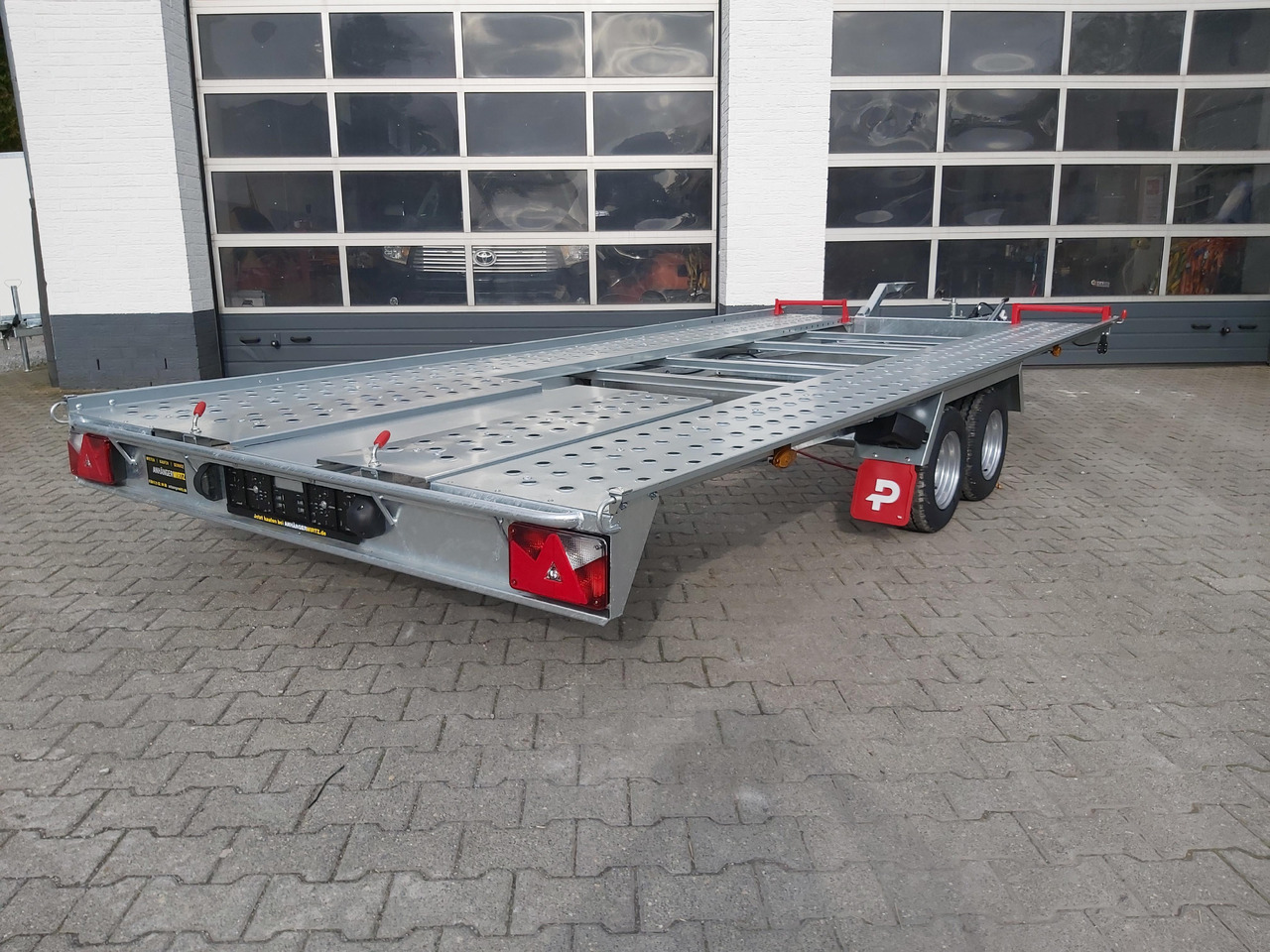 Cartrailer 2600 easyload ankippbar L-AT 470 T-K extralang 10" (XXL) 2600kg gebraucht Modell 2024 - Prikolica za prevoz automobila: slika 2 Cartrailer 2600 easyload ankippbar L-AT 470 T-K extralang 10" (XXL) 2600kg gebraucht Modell 2024 - Prikolica za prevoz automobila: slika 2