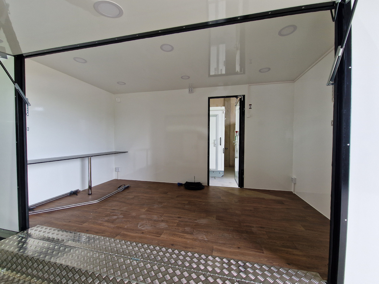 Event Trailer Bühne Schowroom 410x220x220cm Treppe Tür LED Beleuchtung 2000kg - Prikolica za hrane: slika 2 Event Trailer Bühne Schowroom 410x220x220cm Treppe Tür LED Beleuchtung 2000kg - Prikolica za hrane: slika 2