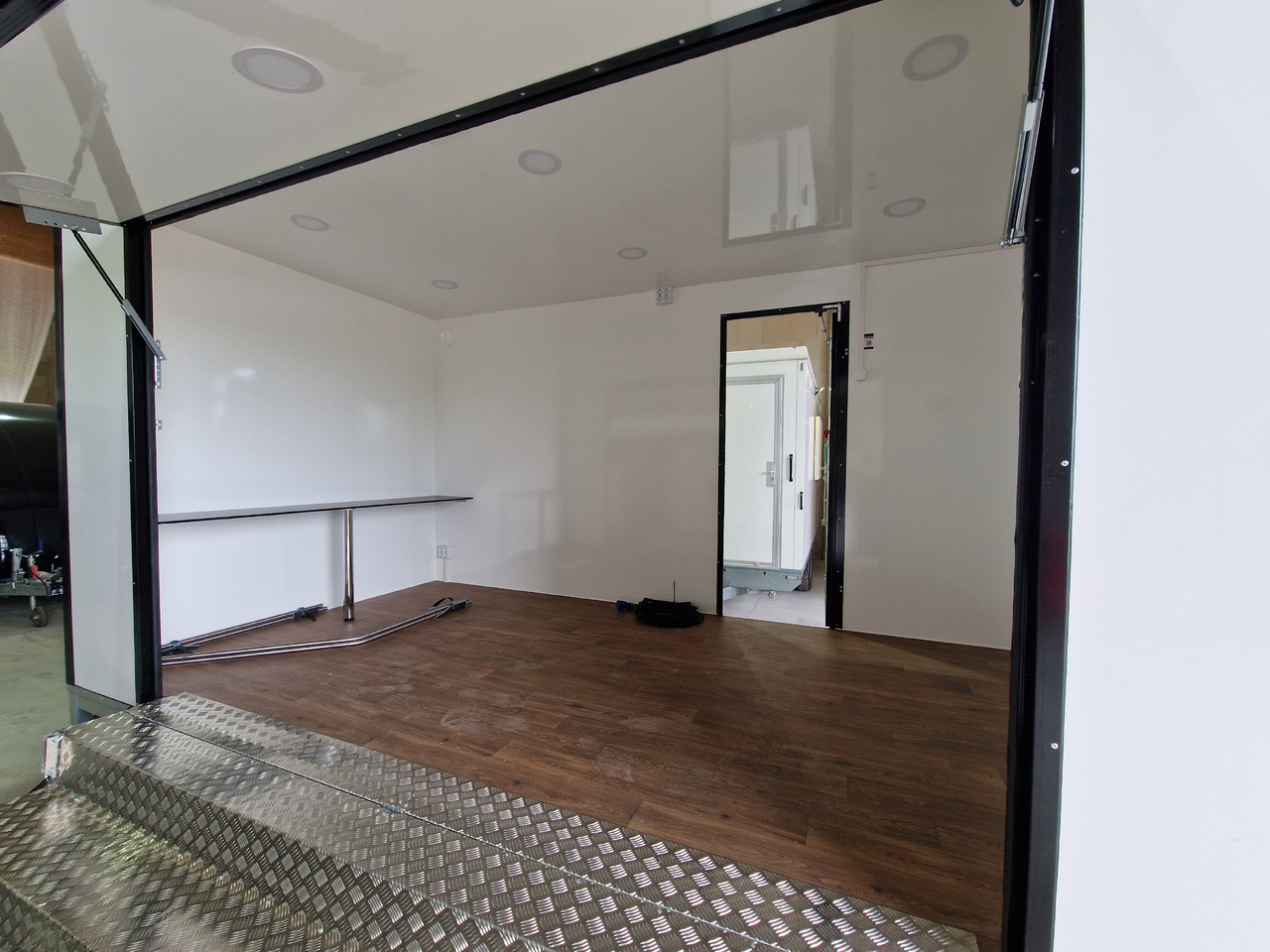Event Trailer Bühne Schowroom 410x220x220cm Treppe Tür LED Beleuchtung 2000kg - Prikolica za hrane: slika 3 Event Trailer Bühne Schowroom 410x220x220cm Treppe Tür LED Beleuchtung 2000kg - Prikolica za hrane: slika 3