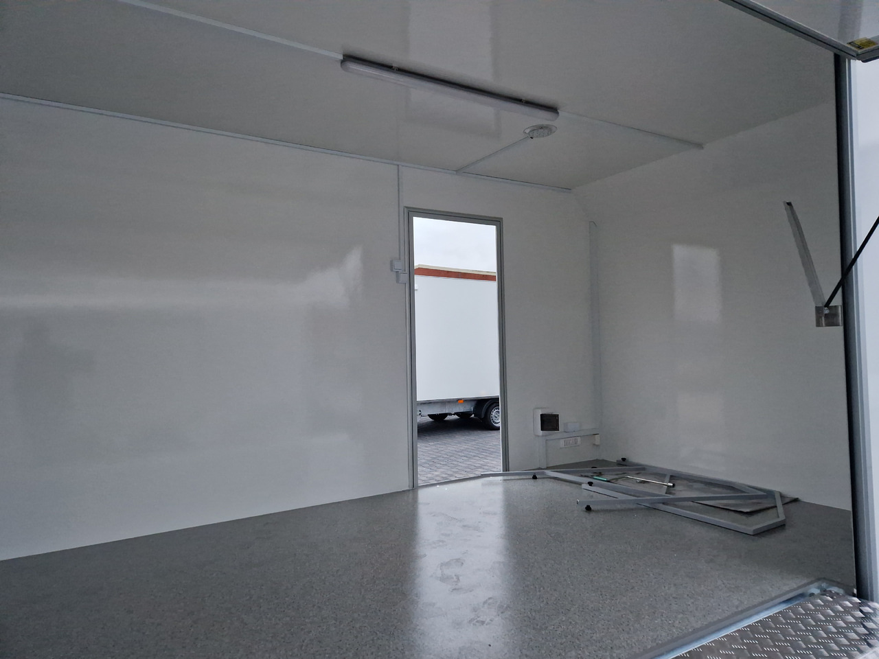 Prikolica za hrane Event Trailer Koffer TWSP M 600T.01 600x230x217cm extrabreit Treppe 230V Licht 2700kg: slika 6 Prikolica za hrane Event Trailer Koffer TWSP M 600T.01 600x230x217cm extrabreit Treppe 230V Licht 2700kg: slika 6