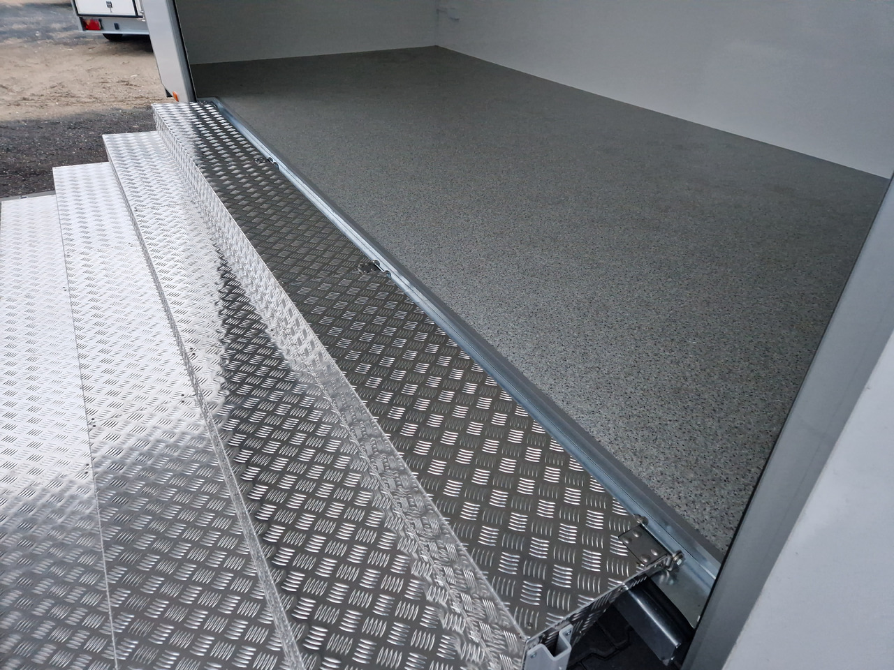 Event Trailer Koffer TWSP M 600T.01 600x230x217cm extrabreit Treppe 230V Licht 2700kg - Prikolica za hrane: slika 4 Event Trailer Koffer TWSP M 600T.01 600x230x217cm extrabreit Treppe 230V Licht 2700kg - Prikolica za hrane: slika 4