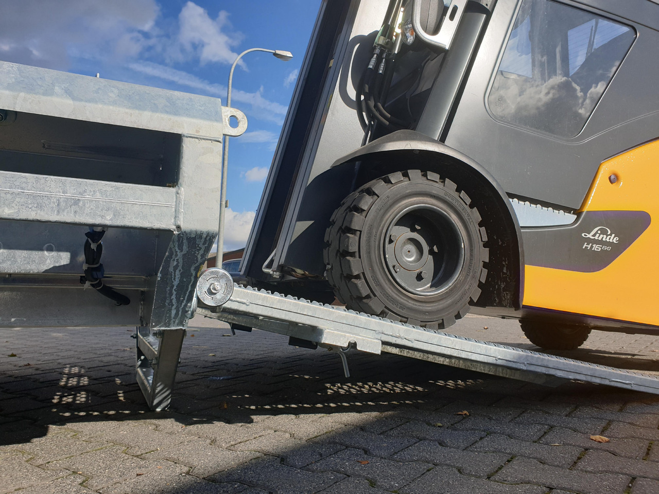 HULCO TERRAX Aluboden 294x150x27cm Heckrampe 150cm (M) 3500kg - Prikolica za prevoz radnih mašina: slika 3 HULCO TERRAX Aluboden 294x150x27cm Heckrampe 150cm (M) 3500kg - Prikolica za prevoz radnih mašina: slika 3