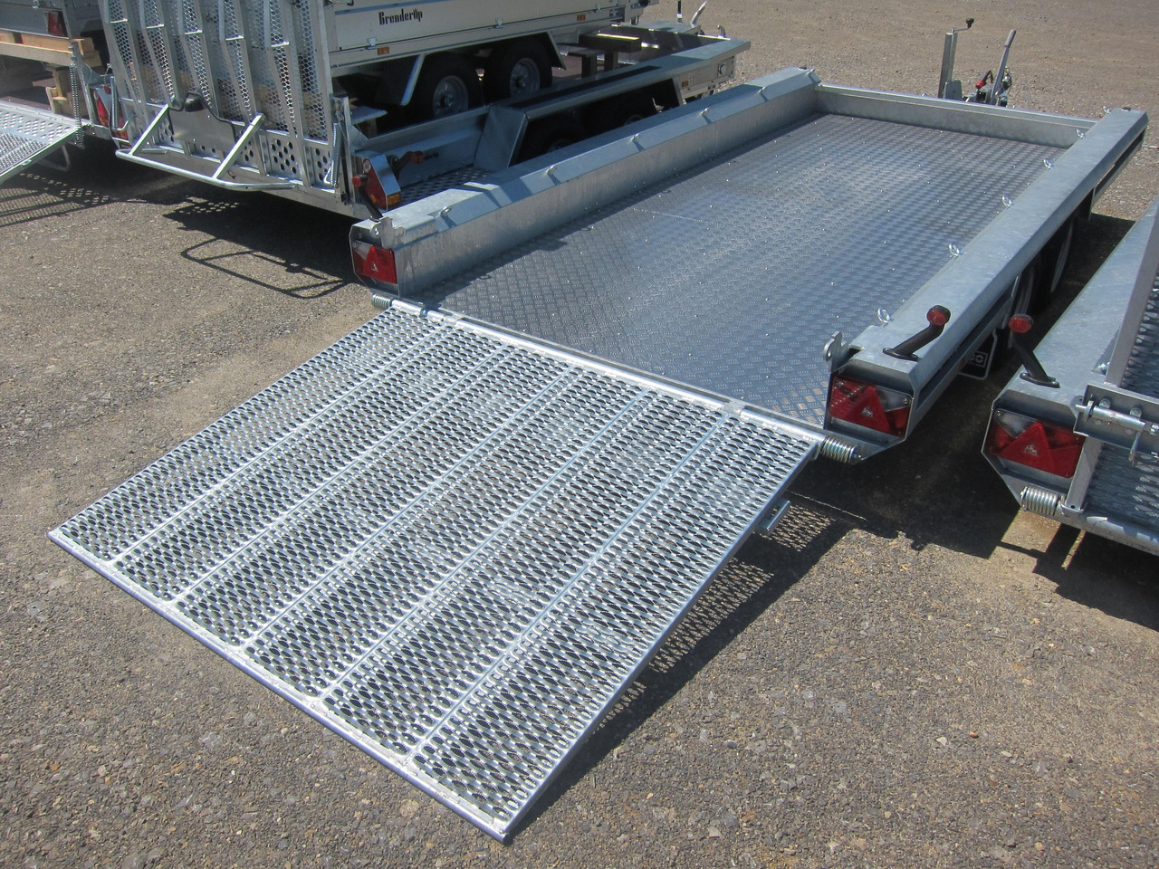 HULCO TERRAX Aluboden 394x180x27cm Heckrampe 150cm (XL) 3000kg - Prikolica za prevoz radnih mašina: slika 3 HULCO TERRAX Aluboden 394x180x27cm Heckrampe 150cm (XL) 3000kg - Prikolica za prevoz radnih mašina: slika 3