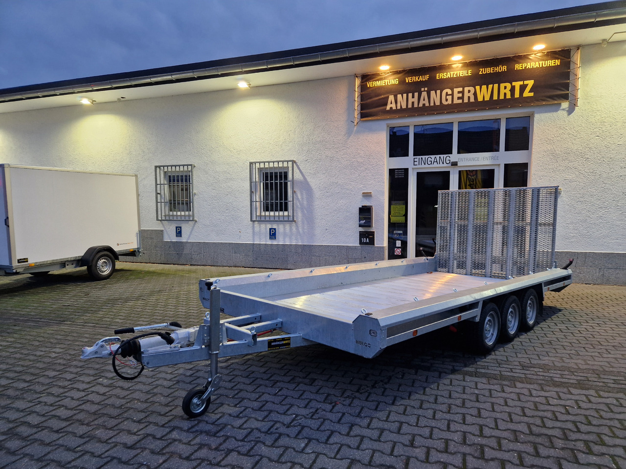 HULCO TERRAX Aluboden 469x195x27cm Heckrampe 150cm Tridem 3500kg (XXL) - Prikolica za prevoz radnih mašina: slika 1 HULCO TERRAX Aluboden 469x195x27cm Heckrampe 150cm Tridem 3500kg (XXL) - Prikolica za prevoz radnih mašina: slika 1