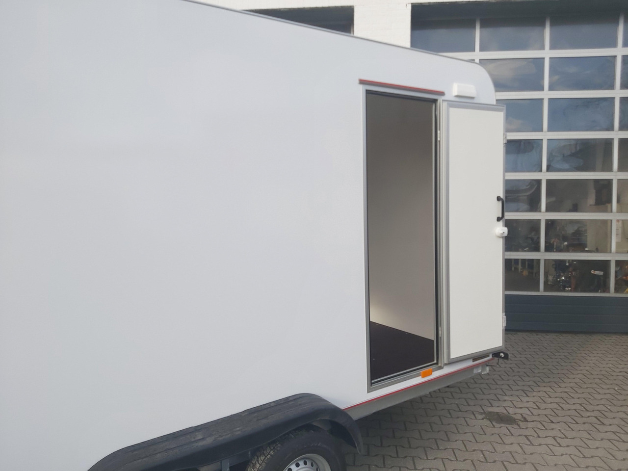 Koffer TFS 420T.01 2700 420x200x210cm aero Heckrampe Seitentür Licht (XL) 100km/H 2700kg Modell 2024 - Prikolica sa zatvorenim sandukom: slika 4 Koffer TFS 420T.01 2700 420x200x210cm aero Heckrampe Seitentür Licht (XL) 100km/H 2700kg Modell 2024 - Prikolica sa zatvorenim sandukom: slika 4