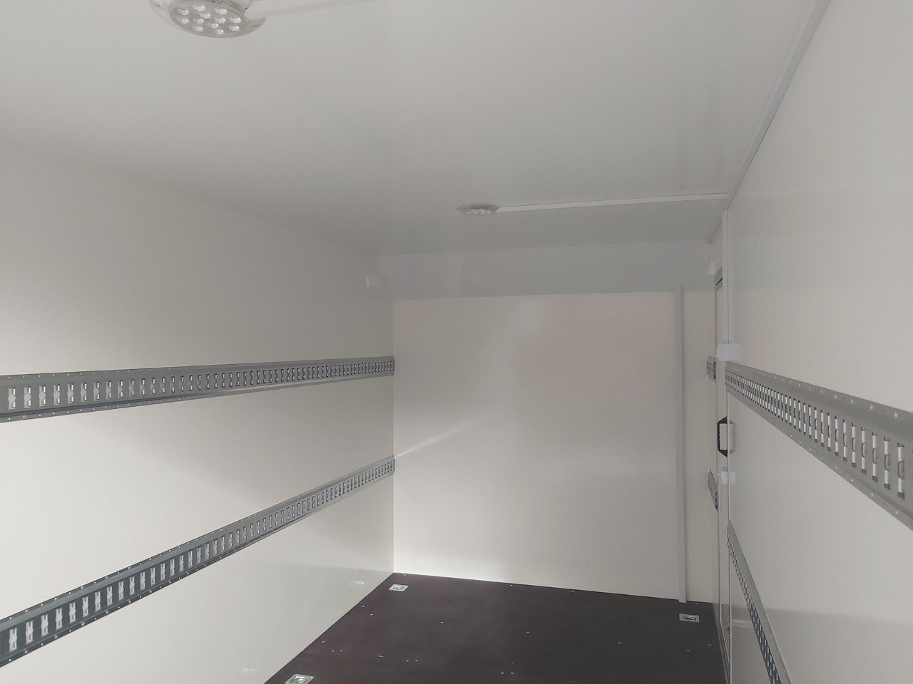 Koffer TFS 420T.01 2700 420x200x210cm aero Heckrampe Seitentür Licht (XL) 100km/H 2700kg Modell 2024 - Prikolica sa zatvorenim sandukom: slika 5 Koffer TFS 420T.01 2700 420x200x210cm aero Heckrampe Seitentür Licht (XL) 100km/H 2700kg Modell 2024 - Prikolica sa zatvorenim sandukom: slika 5