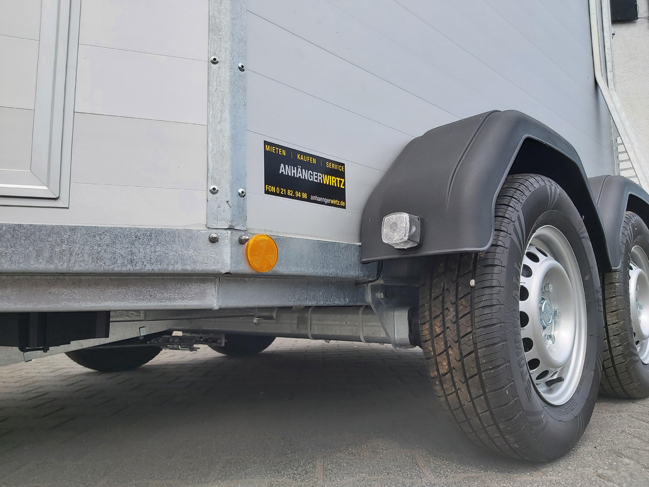 Pferdeanhänger Böckmann Portax Esprit silver&black silver SKASattelkammer Trittschutz 100km/H 2400kg - Prikolica za konje: slika 5 Pferdeanhänger Böckmann Portax Esprit silver&black silver SKASattelkammer Trittschutz 100km/H 2400kg - Prikolica za konje: slika 5