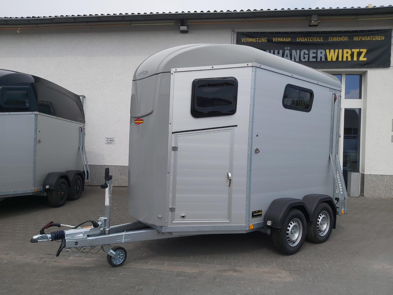 Pferdeanhänger Böckmann Portax Esprit silver&black silver SKASattelkammer Trittschutz 100km/H 2400kg - Prikolica za konje: slika 3 Pferdeanhänger Böckmann Portax Esprit silver&black silver SKASattelkammer Trittschutz 100km/H 2400kg - Prikolica za konje: slika 3