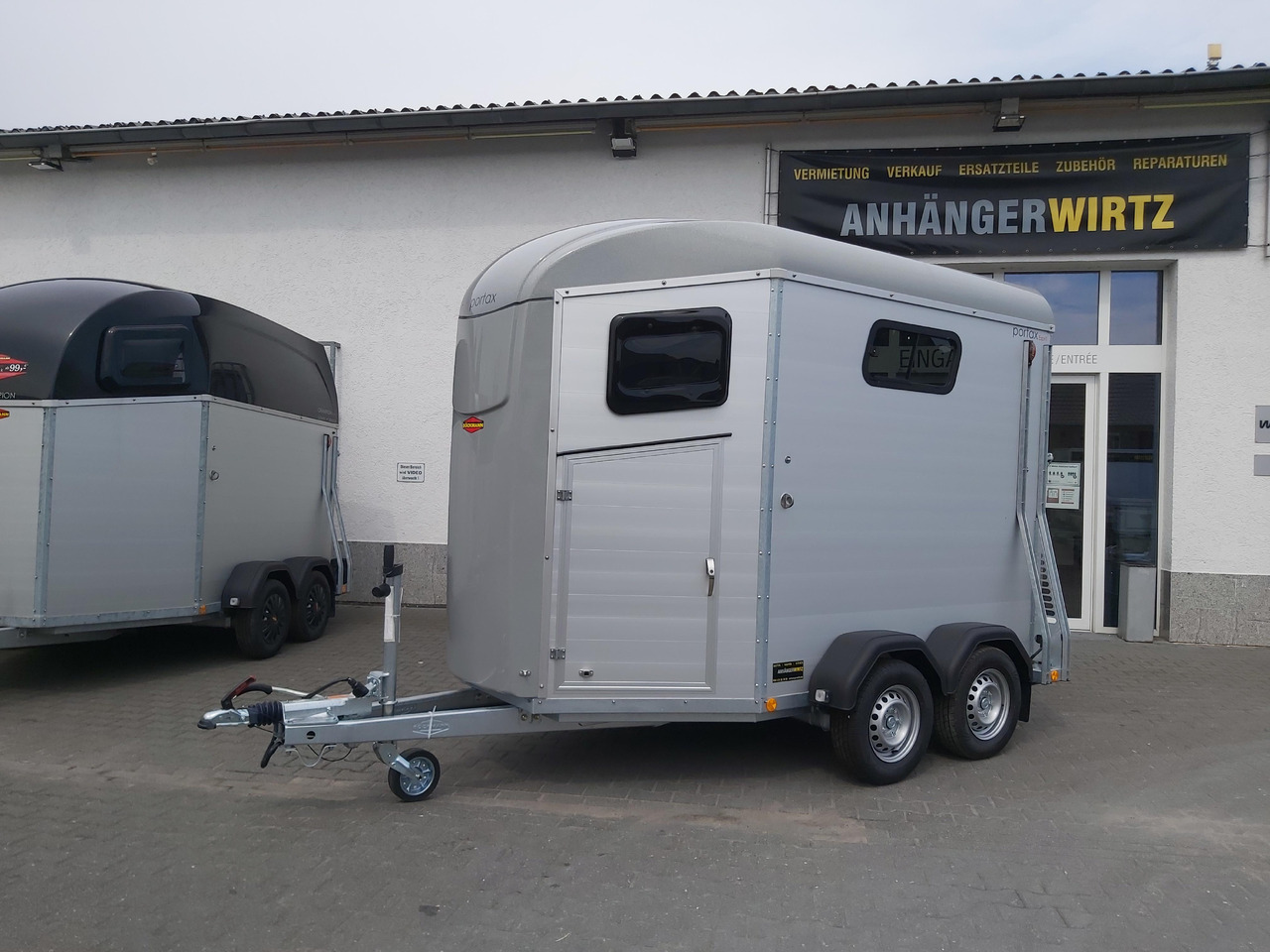 Pferdeanhänger Böckmann Portax Esprit silver&black silver SKASattelkammer Trittschutz 100km/H 2400kg - Prikolica za konje: slika 1 Pferdeanhänger Böckmann Portax Esprit silver&black silver SKASattelkammer Trittschutz 100km/H 2400kg - Prikolica za konje: slika 1