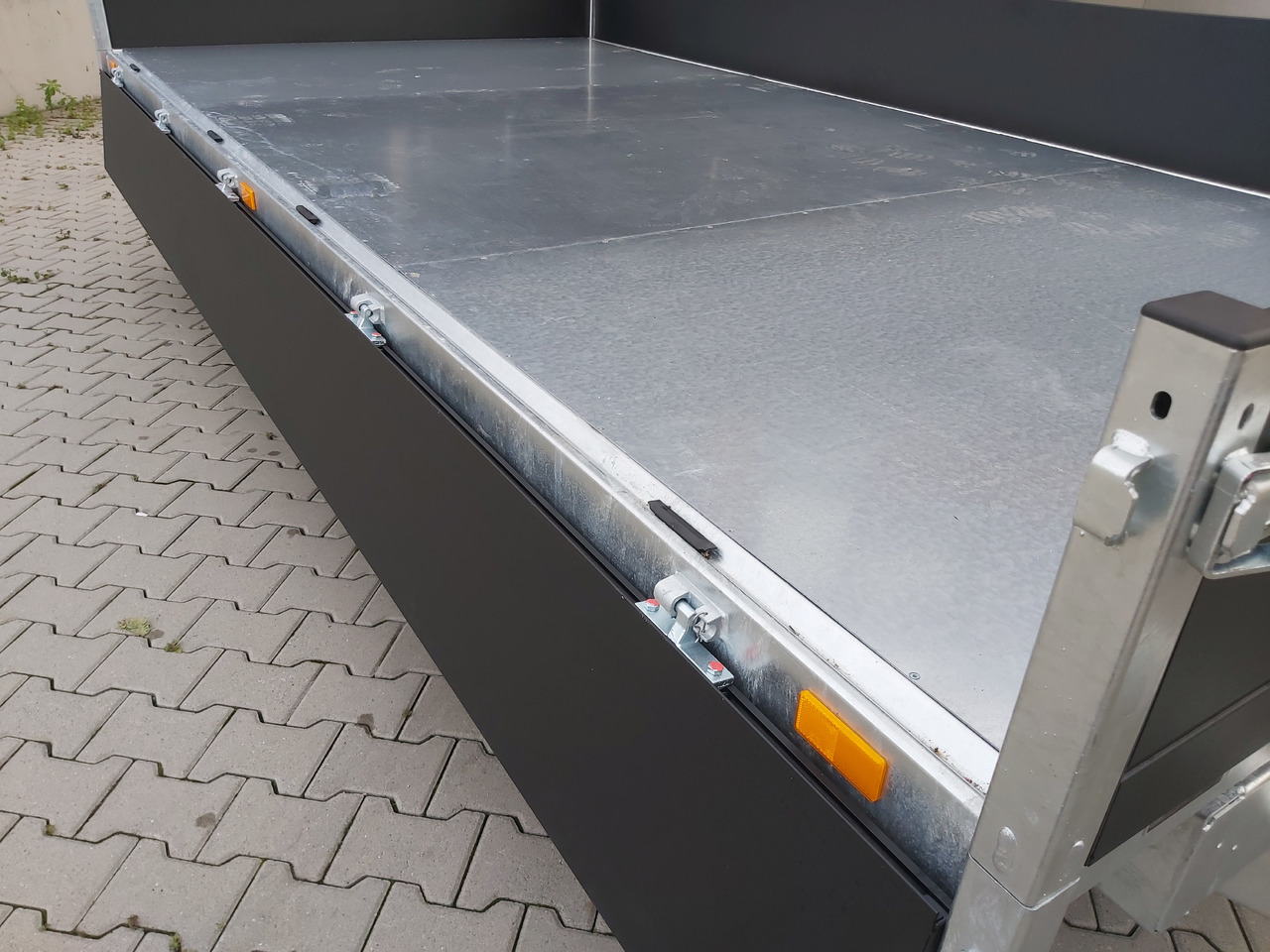 Saris Kipper K3 406 204 3500 2 HD E 406x204x35cm black Alu Auffahrrampen Stützen LED 3500kg - Prikolica istovarivača: slika 3 Saris Kipper K3 406 204 3500 2 HD E 406x204x35cm black Alu Auffahrrampen Stützen LED 3500kg - Prikolica istovarivača: slika 3