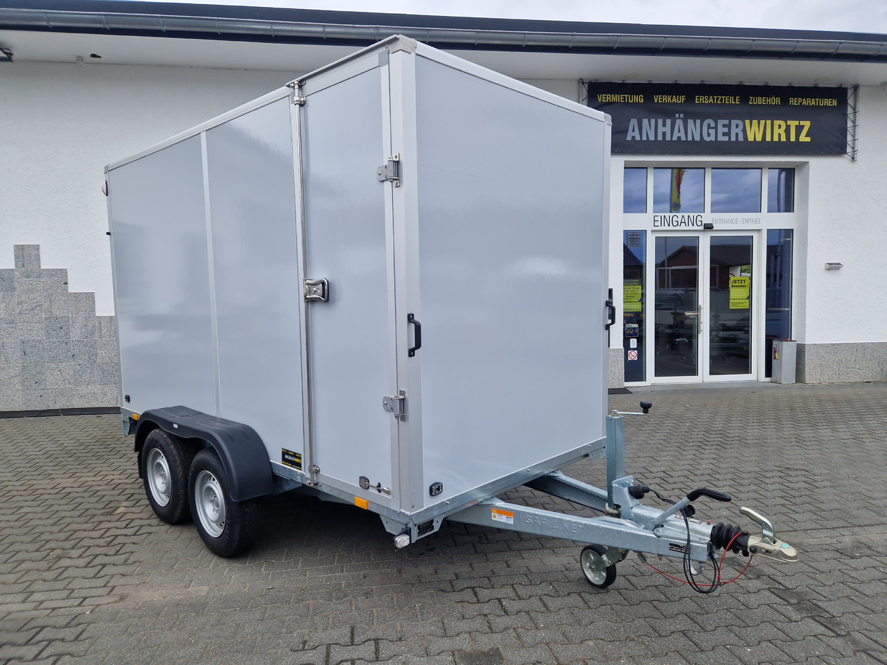 Saris Koffer GO 356 169 200 2700 2 356x169x200cm Hecktüren Seitentür grau GFK (L) 2700kg - Prikolica sa zatvorenim sandukom: slika 2 Saris Koffer GO 356 169 200 2700 2 356x169x200cm Hecktüren Seitentür grau GFK (L) 2700kg - Prikolica sa zatvorenim sandukom: slika 2