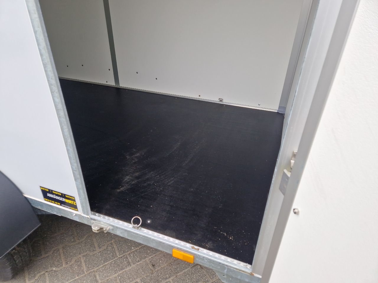 Saris Koffer GO 356 169 200 2700 2 356x169x200cm Hecktüren Seitentür grau GFK (L) 2700kg - Prikolica sa zatvorenim sandukom: slika 4 Saris Koffer GO 356 169 200 2700 2 356x169x200cm Hecktüren Seitentür grau GFK (L) 2700kg - Prikolica sa zatvorenim sandukom: slika 4