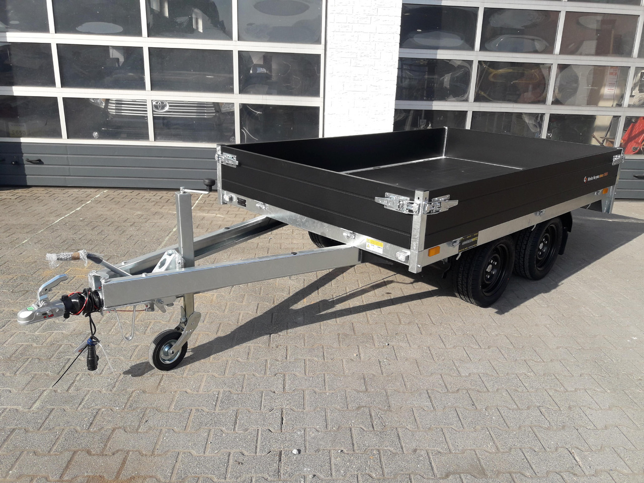 Saris PL276 170 2000 2 276x170x30cm black Edition LED Beleuchtung 13" (S) 2000kg - Plato prikolica: slika 1 Saris PL276 170 2000 2 276x170x30cm black Edition LED Beleuchtung 13" (S) 2000kg - Plato prikolica: slika 1