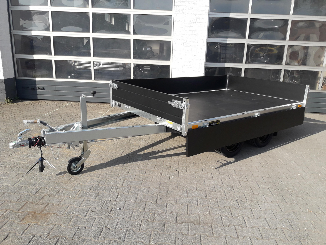 Saris PL276 170 2000 2 276x170x30cm black Edition LED Beleuchtung 13" (S) 2000kg - Plato prikolica: slika 2 Saris PL276 170 2000 2 276x170x30cm black Edition LED Beleuchtung 13" (S) 2000kg - Plato prikolica: slika 2