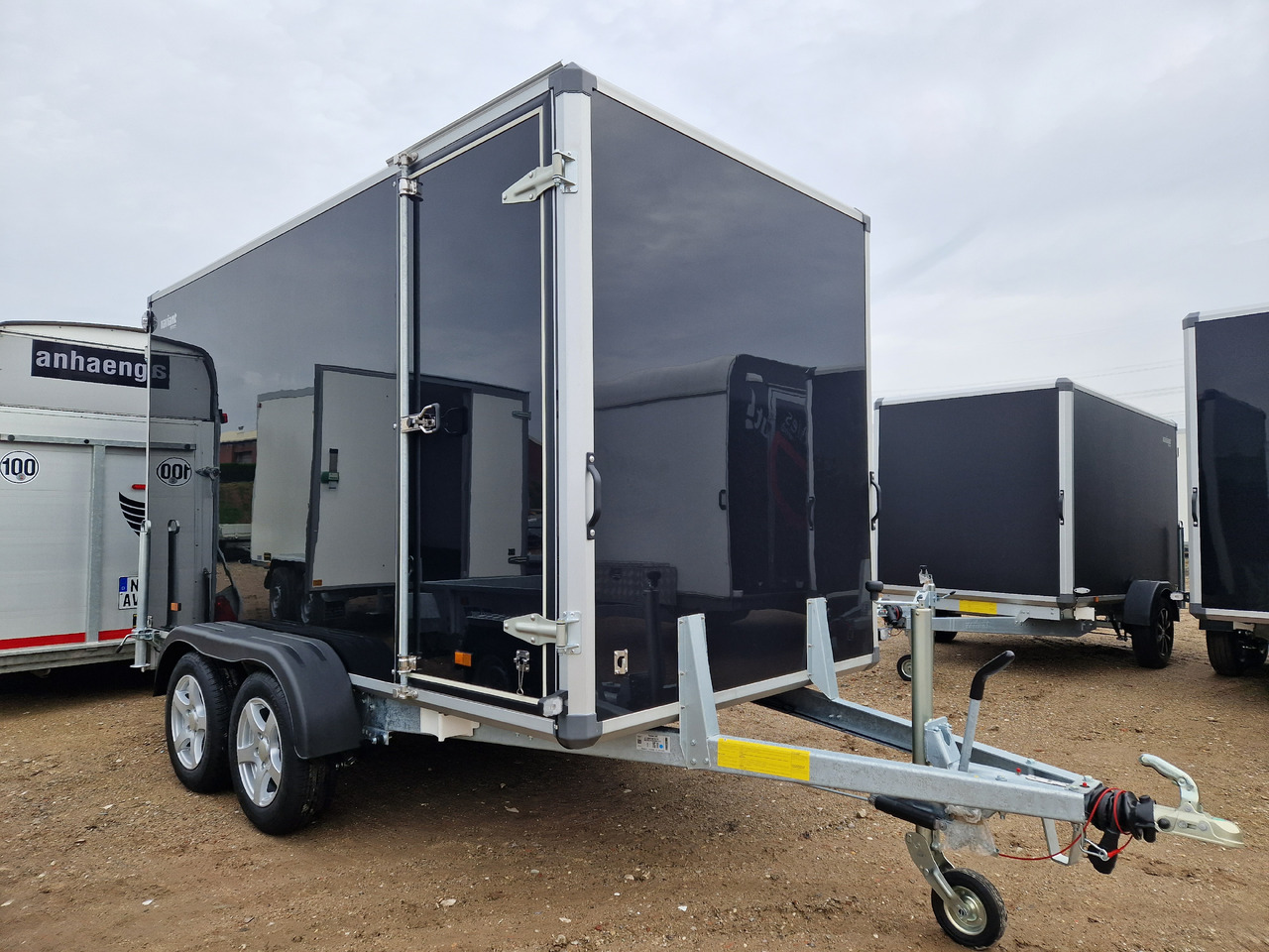 Variant 2517 C4 Edition black 346x168x188cm Seitentür Alufelgen 2500kg 100km/H - Prikolica sa zatvorenim sandukom: slika 2 Variant 2517 C4 Edition black 346x168x188cm Seitentür Alufelgen 2500kg 100km/H - Prikolica sa zatvorenim sandukom: slika 2