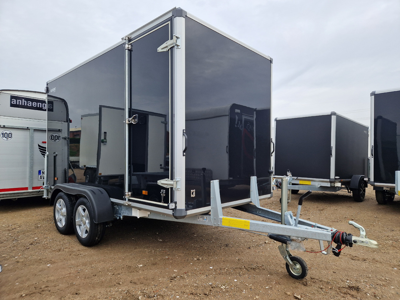 Variant 2517 C4 Edition black 346x168x188cm Seitentür Alufelgen 2500kg 100km/H - Prikolica sa zatvorenim sandukom: slika 1 Variant 2517 C4 Edition black 346x168x188cm Seitentür Alufelgen 2500kg 100km/H - Prikolica sa zatvorenim sandukom: slika 1