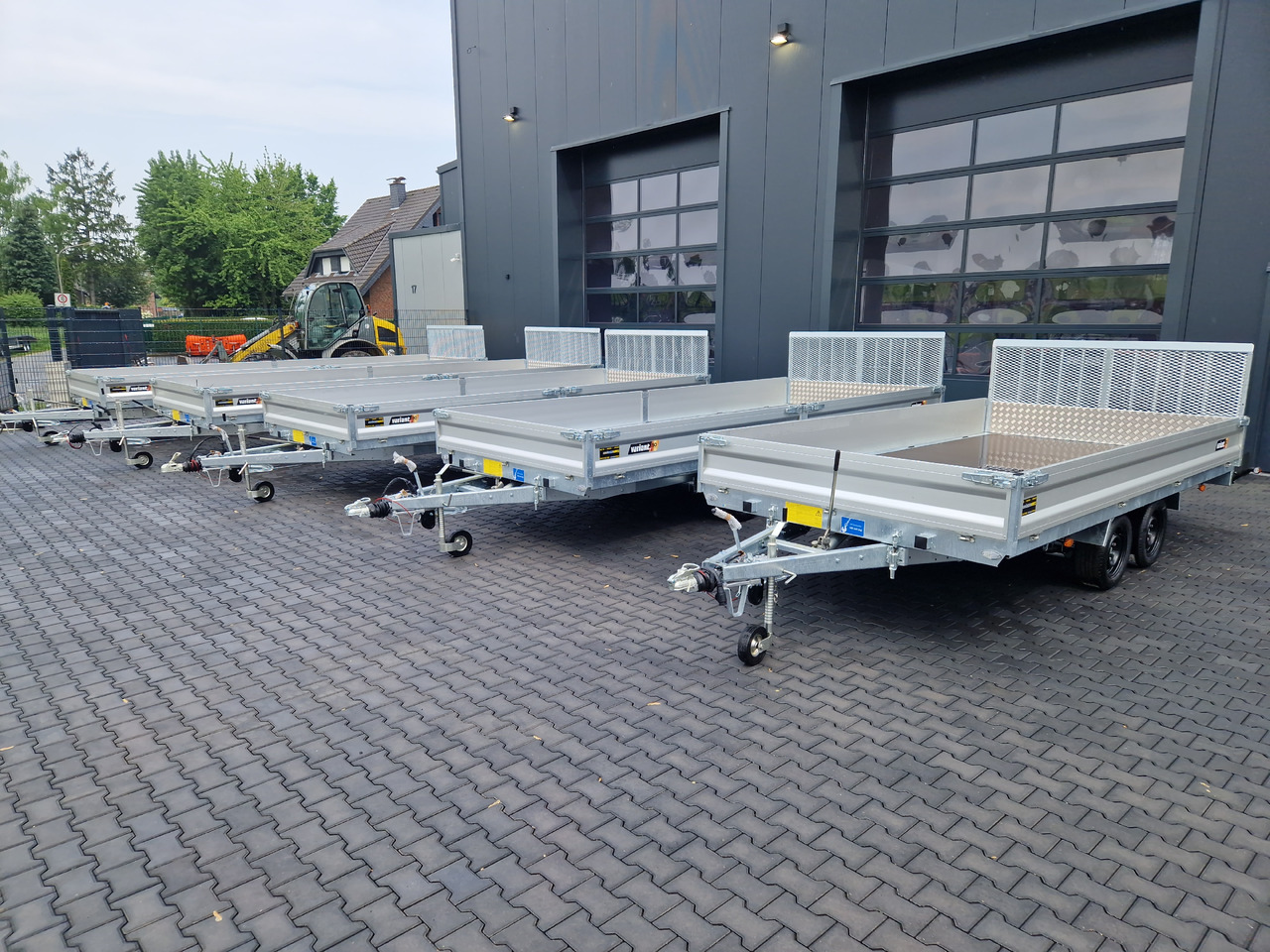 Variant Maschinentransporter 3542 UX Maxi Load Tandem Parabelfeder LED Felgen black 3500kg - Prikolica za prevoz radnih mašina: slika 3 Variant Maschinentransporter 3542 UX Maxi Load Tandem Parabelfeder LED Felgen black 3500kg - Prikolica za prevoz radnih mašina: slika 3