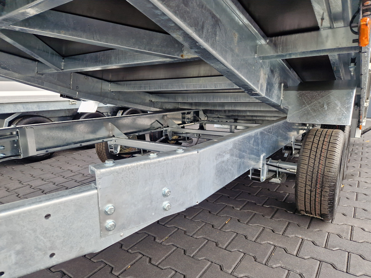 Variant Maschinentransporter 3552 UX Maxi Load 520x210x30cm Tandem Parabelfederung LED 3500kg - Prikolica za prevoz radnih mašina: slika 5 Variant Maschinentransporter 3552 UX Maxi Load 520x210x30cm Tandem Parabelfederung LED 3500kg - Prikolica za prevoz radnih mašina: slika 5