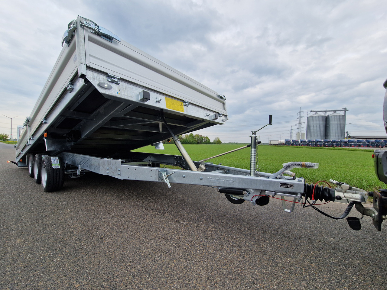 Variant Maschinentransporter 3553 UX Maxi Load LED Tridem Parabelfeder 3500kg Modell 2024 - Prikolica istovarivača: slika 2 Variant Maschinentransporter 3553 UX Maxi Load LED Tridem Parabelfeder 3500kg Modell 2024 - Prikolica istovarivača: slika 2