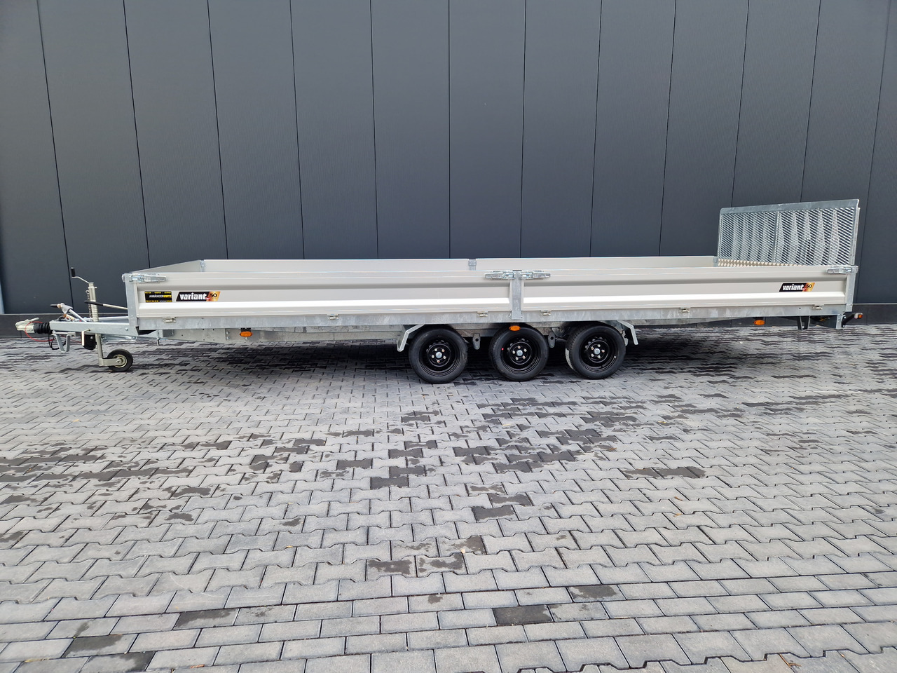 Variant Maschinentransporter 3563 UX Maxi Load 620x210x30cm LED Tridem Parabel black 3500kg - Prikolica za prevoz radnih mašina: slika 2 Variant Maschinentransporter 3563 UX Maxi Load 620x210x30cm LED Tridem Parabel black 3500kg - Prikolica za prevoz radnih mašina: slika 2