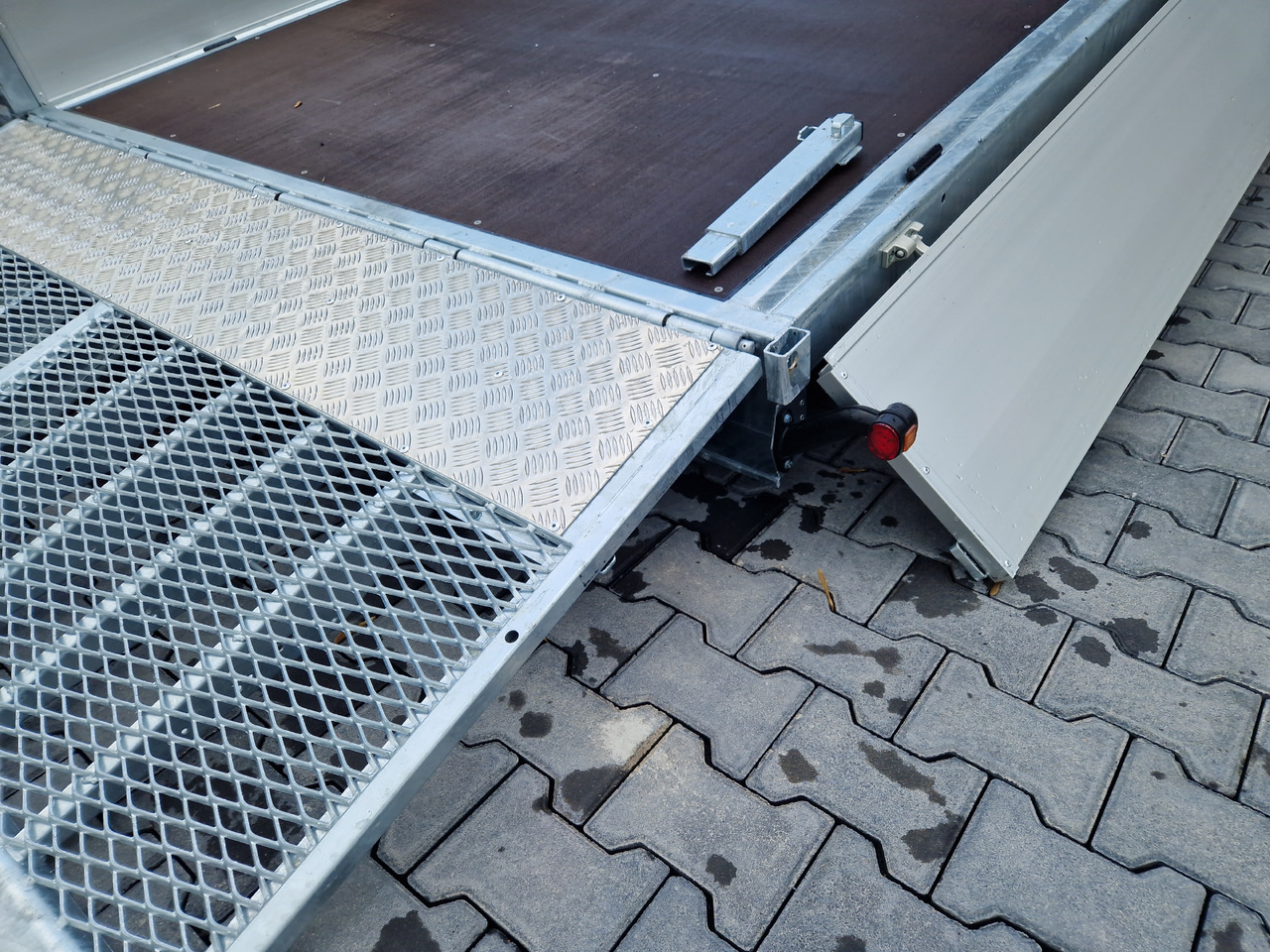 Variant Maschinentransporter 3563 UX Maxi Load 620x210x30cm LED Tridem Parabel black 3500kg - Prikolica za prevoz radnih mašina: slika 4 Variant Maschinentransporter 3563 UX Maxi Load 620x210x30cm LED Tridem Parabel black 3500kg - Prikolica za prevoz radnih mašina: slika 4