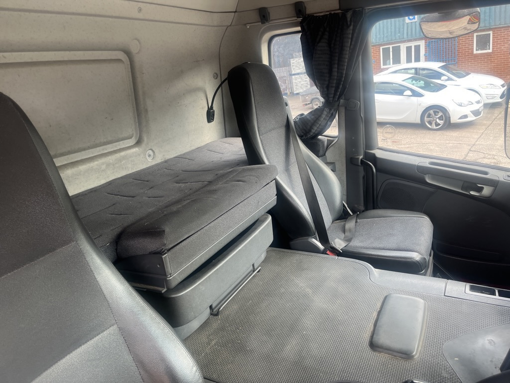 Kamion sa ceradom Scania P270 6x2 Curtain side.: slika 6
