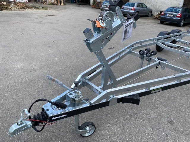 Brenderup Premium Bootsanhänger 242000TB SR mit Superrollen, 2,0 to. 7,2m/ 24 Fuß - Prikolica za čamac: slika 2 Brenderup Premium Bootsanhänger 242000TB SR mit Superrollen, 2,0 to. 7,2m/ 24 Fuß - Prikolica za čamac: slika 2