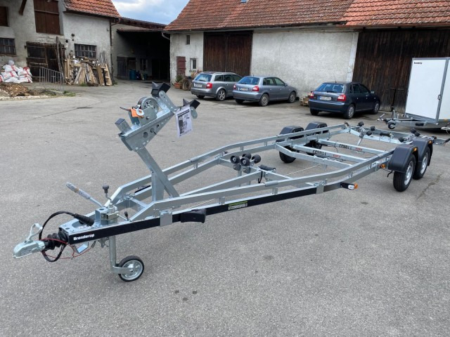 Brenderup Premium Bootsanhänger 242000TB SR mit Superrollen, 2,0 to. 7,2m/ 24 Fuß - Prikolica za čamac: slika 1 Brenderup Premium Bootsanhänger 242000TB SR mit Superrollen, 2,0 to. 7,2m/ 24 Fuß - Prikolica za čamac: slika 1