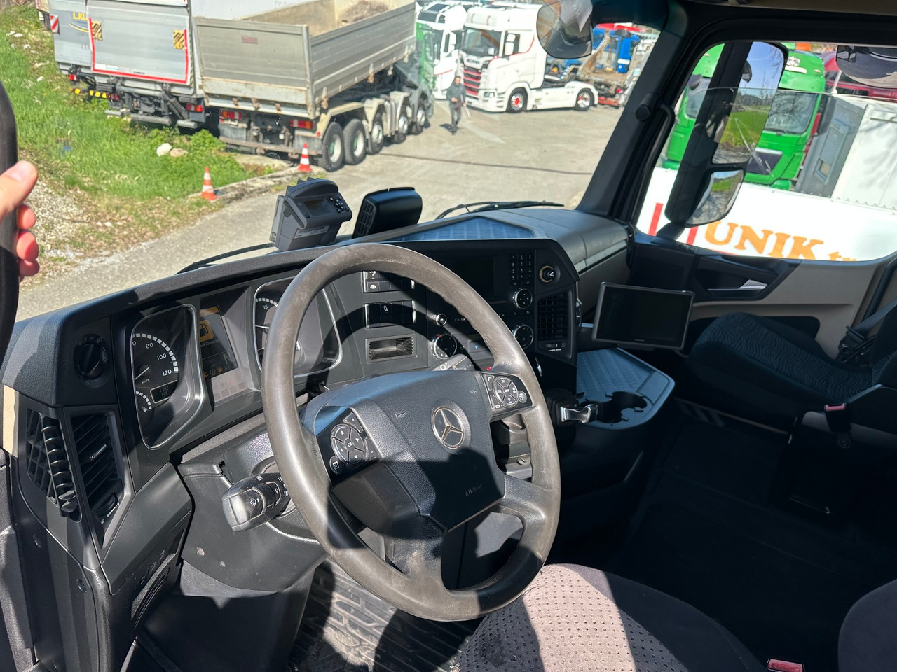 MERCEDES-BENZ actros 18.42 4x2 Shassie Cabine - Kamion sa golom šasijom i zatvorenom kabinom: slika 3 MERCEDES-BENZ actros 18.42 4x2 Shassie Cabine - Kamion sa golom šasijom i zatvorenom kabinom: slika 3