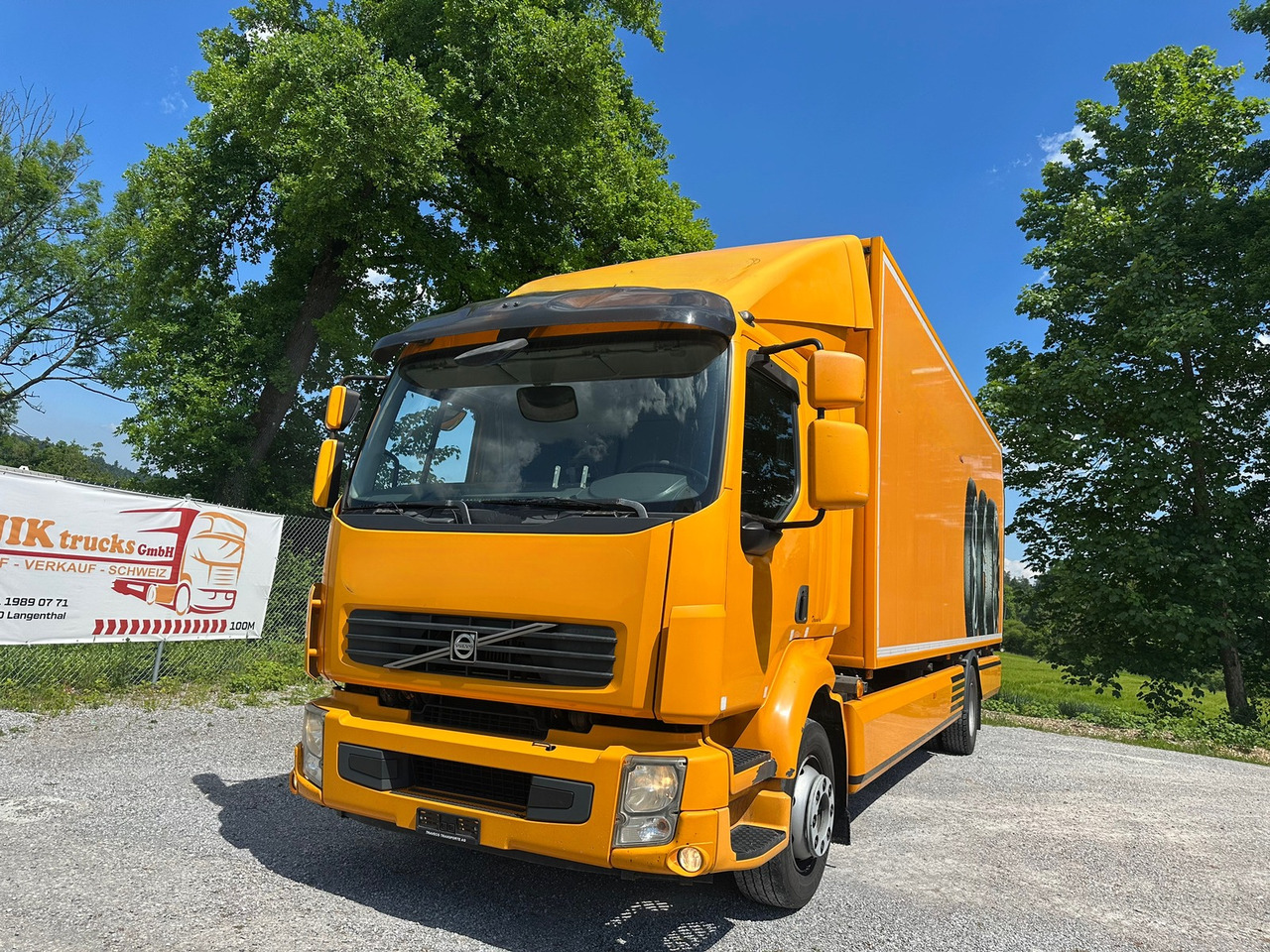 Kamion sa zatvorenim sandukom VOLVO FL 2404x2: slika 1