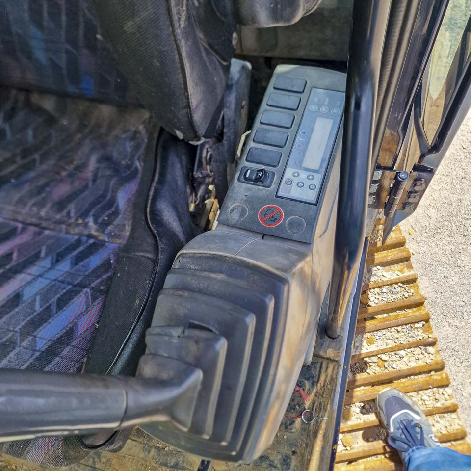 Bager guseničar New Holland Kobelco E215: slika 19 Bager guseničar New Holland Kobelco E215: slika 19