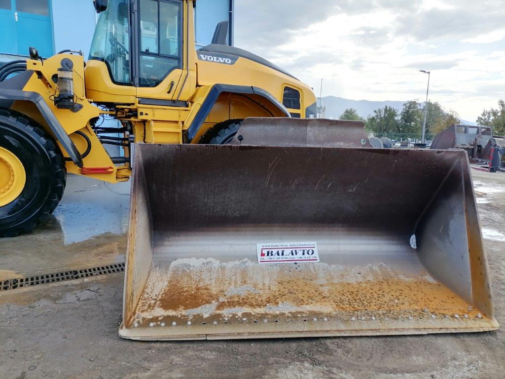 VOLVO loader bucket 2800 mm - Utovarna kašika za Utovarivač točkaš: slika 1 VOLVO loader bucket 2800 mm - Utovarna kašika za Utovarivač točkaš: slika 1